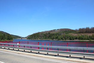 Blick von der Weißwasserbrücke zur Hauptstaumauer …