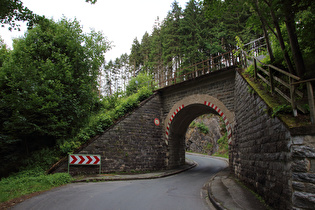 … an der Unterquerung der Bahnstrecke Nuttlar–Winterberg