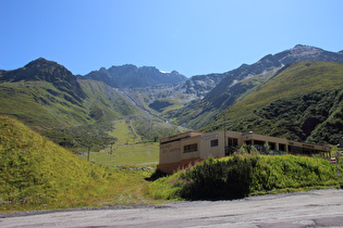 Blick über die Ruine SUPER-Saint-Bernard (aufgegebene Skistation) zum Mont Vélan