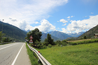 Westrand von Aosta im Vallée d’Aoste, Blick talaufwärts auf Ghiacciaio Morion und Ghiacciaio del Château Blanc am Horizent