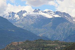 Zoom auf die Gletscher und darüber v. l. n. r. Tête de Ruitor, Château Blanc, Monte Doravidi und Flambeau