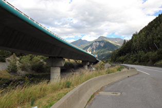 Blick talaufwärts entlang des Viaduc de Saint André (Viadukt der «Autoroute de la Maurienne» A43)