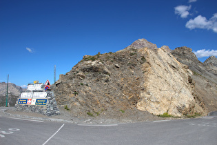 Blick auf die Passhöhe – und das Ende des Bergfahrspaßes im Rahmen dieser Tour