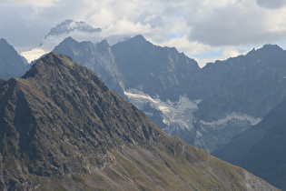 Zoom auf die Barre des Écrins mit vorgelagerten Bergen