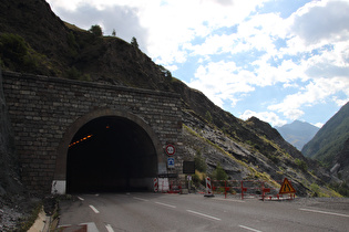 unteres Portal des obersten Tunnels im Verlauf dieser Etappe