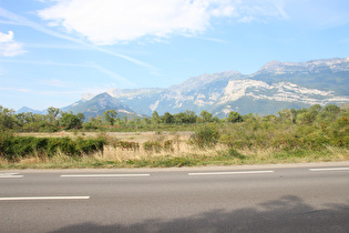 … Blick zum Massif du Vercors und vorgelagert den Montagne d'Uriol, dahinter den Pieu …