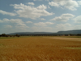 der Osterwald und die Südostflanke des Deisters (rechts)