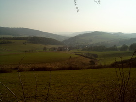 Blick auf Lütgenade, im Hintergrund das Wesertal