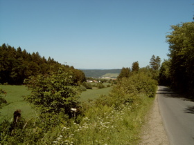 in der Abfahrt Blick auf Sievershausen und Relliehausen