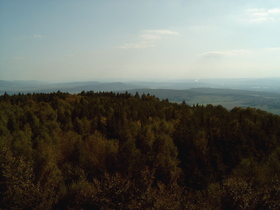 Blick vom Süntelturm Richtung Weserbergland und Kernkraftwerk Grohnde