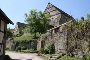 Schloss Hämelschenburg: Wirtschaftsgebäude unterhalb des Schlossgebäudes