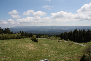 Blick vom "Schalker Aussichtsturm" nach Osten auf die höchsten Berge des Harzes und Norddeutschlands