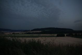 zwischen Springe und Bad Münder: Blick zum Osterberg, links der Kleine Deister, im Hintergrund der Osterwald