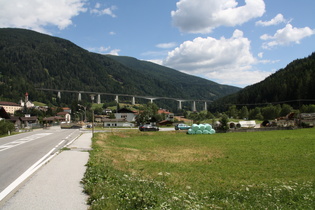 Blick vom Pflerschtal ins Obere Wipptal mit einer Brücke der Brennerautobahn