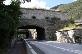 Straße und Radweg führen durch die Festungsanlage …