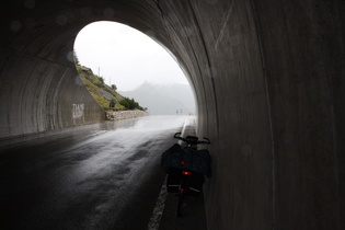Passo di Fedaia, Tunnel zwischen Passhöhe und Ostrampe
