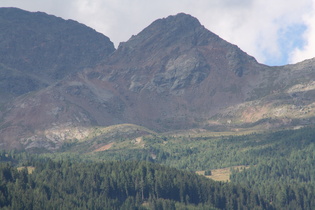 Zoom Richtung Kreuzeckgruppe auf einen Berg mit rötlichen Schuttmaterial