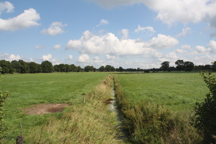 Weideland mit Entwässerungsgraben bei Strackholt
