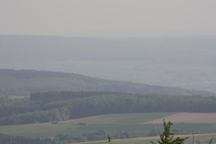 Zoom auf den im Dunstschleier liegenden Brocken im Harz