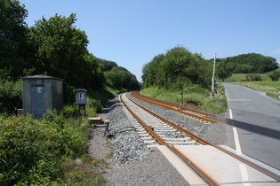 Bahnübergang zwischen Lenne und Stadtoldendorf über die Bahnstrecke Altenbeken-Kreiensen, Blick in Richtung Stadtoldendorf