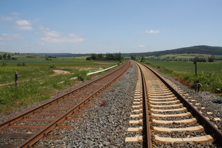 Bahnübergang zwischen Lenne und Stadtoldendorf über die Bahnstrecke Altenbeken-Kreiensen, Blick in Richtung Lenne