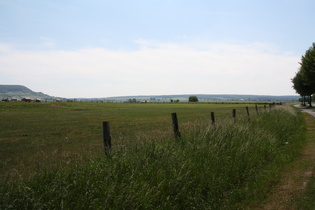 südlich von Stadtoldendorf auf dem Europaradweg R1, Blick auf Holzberg (links), Deensen und Solling