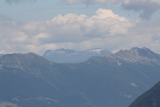 Zoom auf die Berge über dem Tal