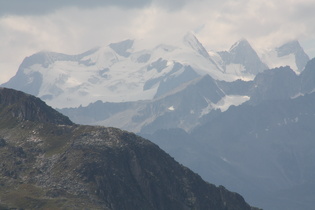 Zoom auf v. l. n. r. das Große Wannenhorn und das Fiescher Gabelhorn, davor der Grat zwischen Setzehorn und Wasenhorn