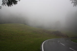 Brünigpass, Südostrampe, mittlerer Bereich, Blick nach Osten — erheblich reduzierter Fahrspaß "dank" Regen und Nebel
