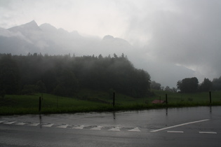 Brünigpass, Südostrampe, mittlerer Bereich, Abzweig nach Brünigen, im Hintergrund die Nordflanke der Berner Alpen