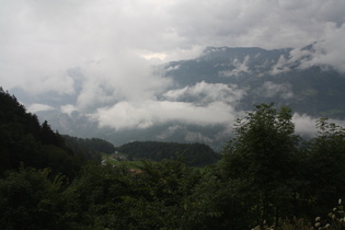Brünigpass, Südrampe, oberer Bereich, Blick über Brünigen auf die Nordflanke der Berner Alpen