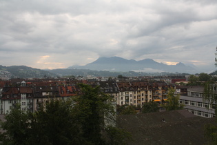 im Quartier, Blick über Luzern auf die Rigi (rechts)