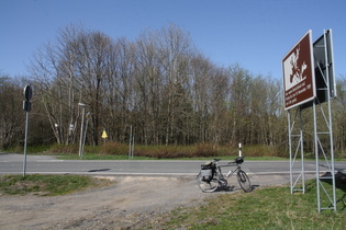 "Dach der Etappe": Zonengrenze am östlichen Ortsrand von Hohegeiß überquert von der L97 "Benneckensteiner Straße"