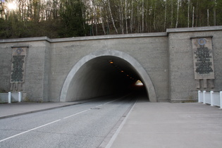 Rappbodetalsperre, Straßentunnel am Nordende der Staumauer