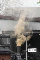 dieser Rauch aus der Lokomotive ist Vieles — aber bestimmt nicht gesund!