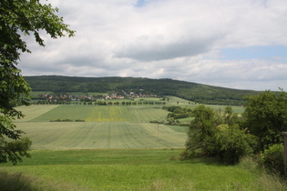 Blick über das Sünteltal auf Welliehausen und Süntel