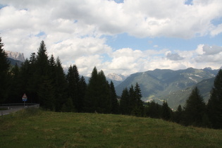Karerpass, Ostrampe, Blick ins Val di Fassa, im Hintergrund die Gruppo del Sella
