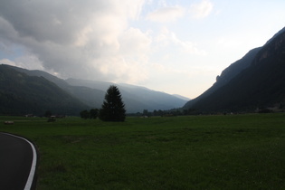 Blick ins Val di Fiemme mit seinen flacheren Bergen