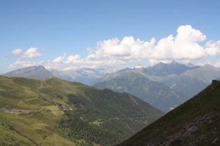 Zoom auf die Zillertaler Alpen im Hintergrund