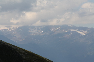 Zoom auf v. l. n. r. Übeltalferner und Wilder Freiger (Gipfel in Wolken)
