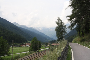 Brennerradweg und Brennerbahn bei Vallming, Blick nach Westen