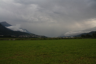 Blick auf den nach Osten abziehenden Regen über die nutzloseste Einrichtung von Innsbruck, den Flughafen