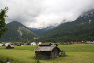 Mittenwald, nördlicher Ortsrand und wolkenverhangene Berge