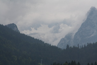 Zoom in das wolkenverhangene Zugspitzmassiv