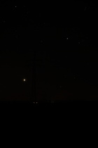 kürzer belichtet und ohne Blitz; rechts oben der offene Sternhaufen Plejaden, darunter das Sternbild Stier (Taurus) mit dem Juptier, links daneben das Sternbild Fuhrmann (Auriga), darunter die Venus