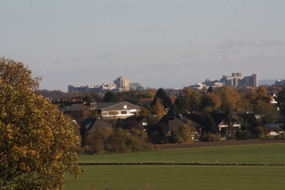 Zoom über Hannover auf den schemenhaften Brocken