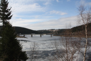 Okerstausee, Blick über die Weißwasserbrücke auf Schulenberg