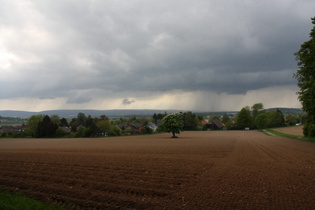 Blick vom Südwestrand des Benther Berges nach Südwesten — Regen zieht über den Deister