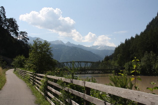 Blick flussaufwärts auf die Pontlatzer Brücke