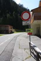das erste Schild am Radweg auf italienischer Seite, in Südtirol konsequent zweisprachig deutsch & italienisch